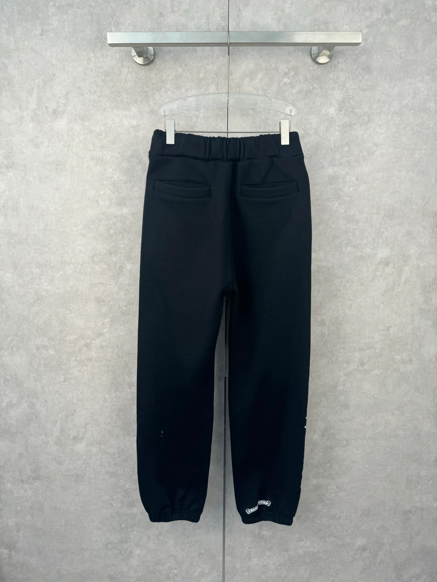 P366 Chrome Heart Ch Sanskrit black loose-fitting leggings sweatpants Size: S/M/L Made of high-weight plus velvet cotton fabric, which combines warmth and crisp texture. The version is the popular "wide at the top and narrow at the bottom" leggings silhouette. It is equipped with a drawstring waistband, double side pockets and back pockets. While maintaining the casual feel of the street, it highlights the tonality of luxury items through high-tech printing and fabric texture.